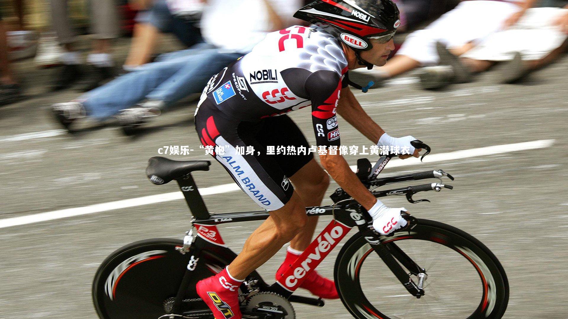 “黄袍”加身,里约热内卢基督像穿上黄潜球衣